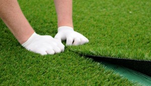 comment poser du gazon synthetique